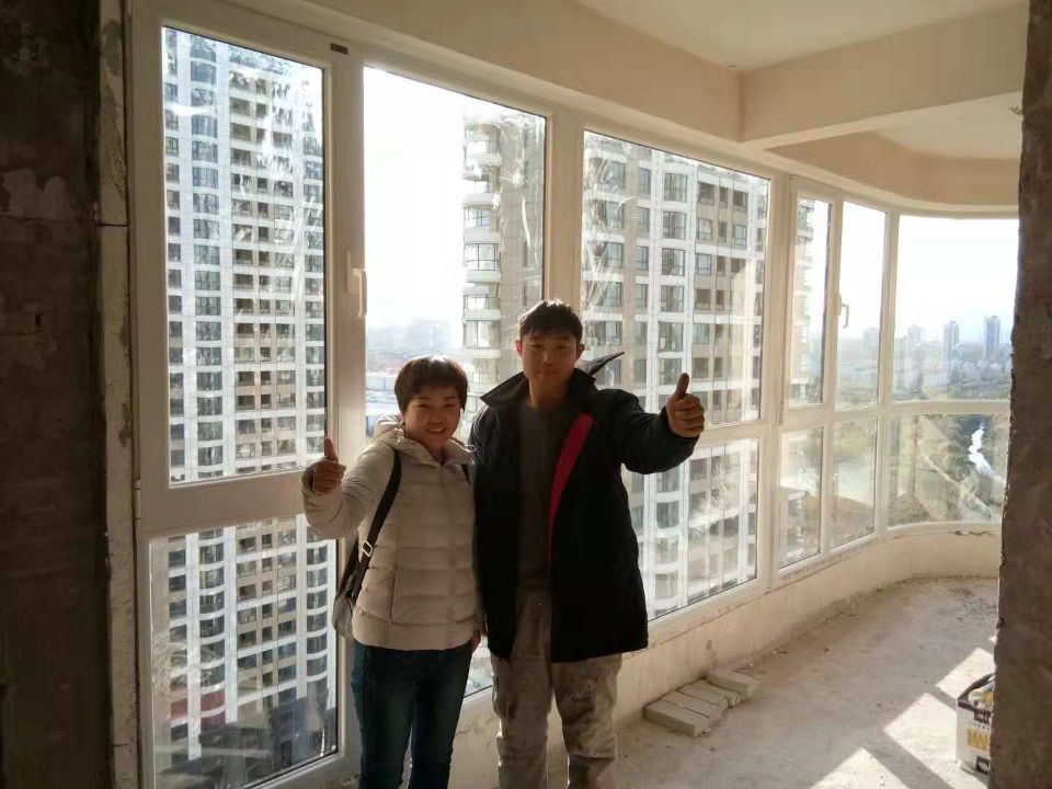 安裝人員與業(yè)主合影 安裝人員與業(yè)主合影